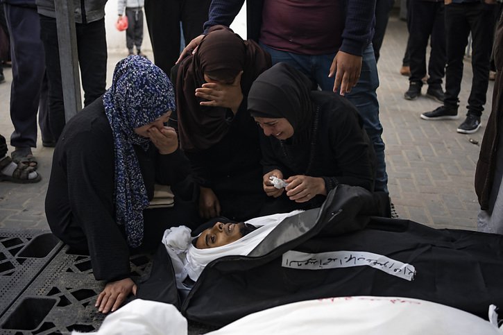 Des Palestiniennes pleurent la mort de proches tués dans les bombardements israéliens dans une morgue à Rafah. © KEYSTONE/AP/Fatima Shbair