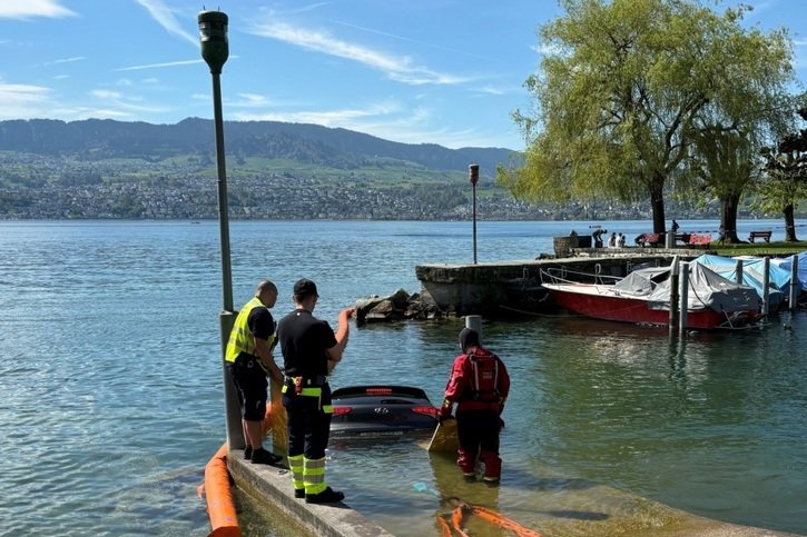 La voiture s'est mise à rouler toute seule avant de tomber dans le lac. © Police cantonale de Zurich