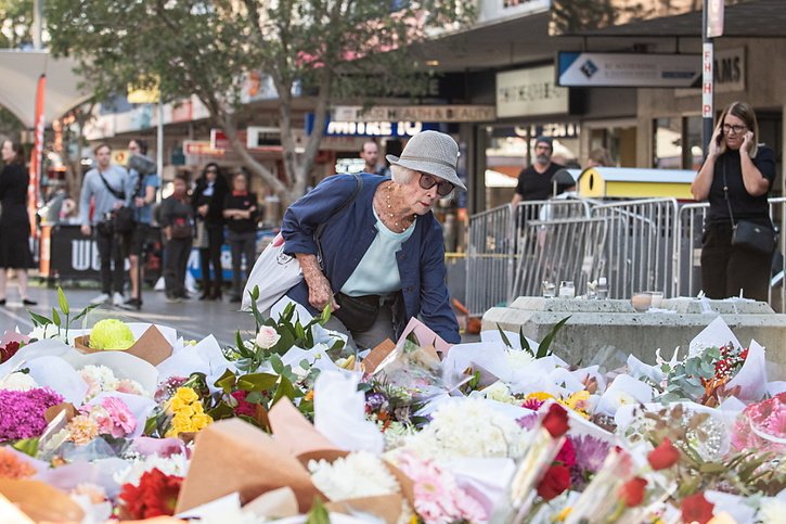 De nombreuses personnes ont déposé des fleurs devant le centre commercial où s'est produit le drame pour rendre hommage aux victimes. © KEYSTONE/EPA/FLAVIO BRANCALEONE