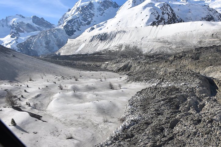 Un éboulement d'environ un million de mètres cubes de roches s'est produit dimanche matin au Piz Scerscen, dans le massif de la Bernina, en Engadine. © KEYSTONE/Police cantonale GR