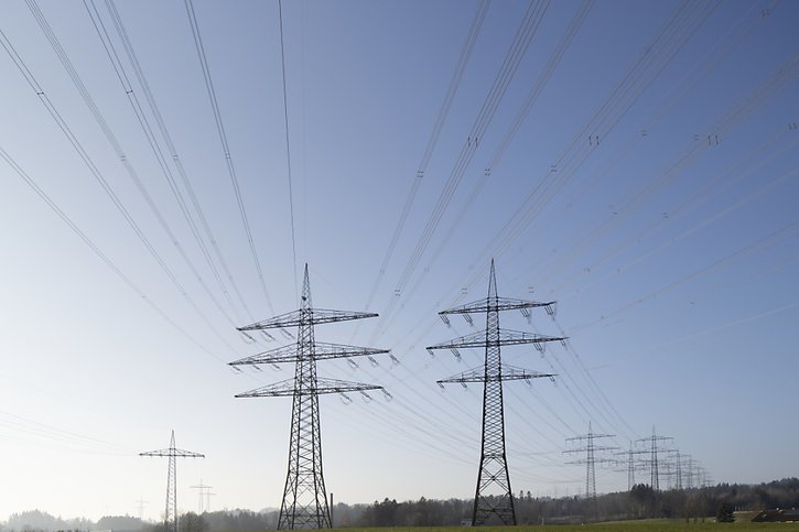 Le total du bilan de Swissgrid a augmenté à 4,2 milliards en 2023, notamment en raison des tâches supplémentaires dans le domaine des réserves d'électricité (photo d'illustration). © KEYSTONE/GAETAN BALLY