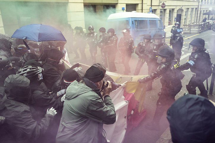 La police genevoise était intervenue en mars 2023 alors que des manifestants s'opposaient à la réunion d'une assemblée de l'UDC (archives). © KEYSTONE/MARTIAL TREZZINI