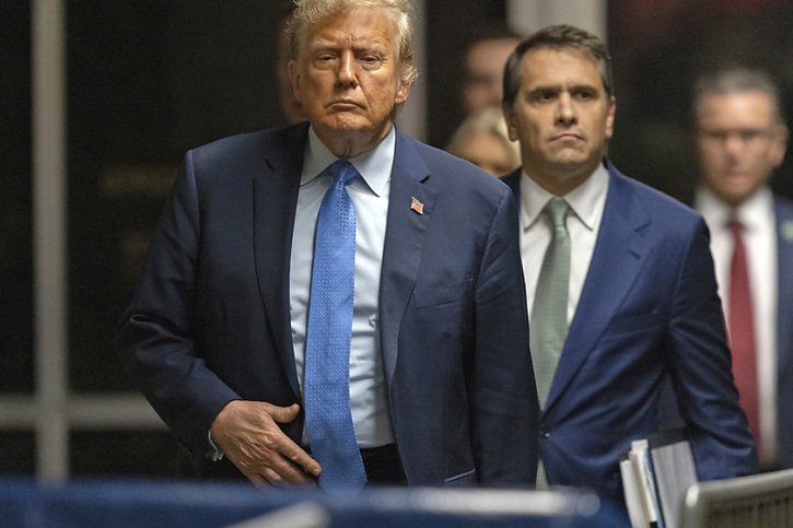L'ancien président américain Donald Trump est apparu vendredi avec des traits tirés et le visage grave. © KEYSTONE/AP/Jeenah Moon