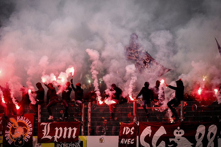 Les supporters du Servette avaient allumé de nombreuses torches lors de la demi-finale de la Coupe à Winterthour (archives) © KEYSTONE