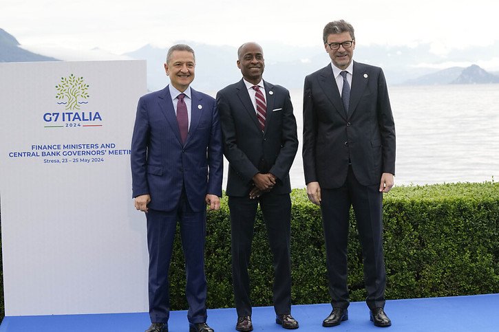 "Des progrès ont été accomplis", a commenté l'hôte de la réunion, le ministre italien de l'Economie Giancarlo Giorgetti (à droite sur la photo). © KEYSTONE/AP/Antonio Calanni