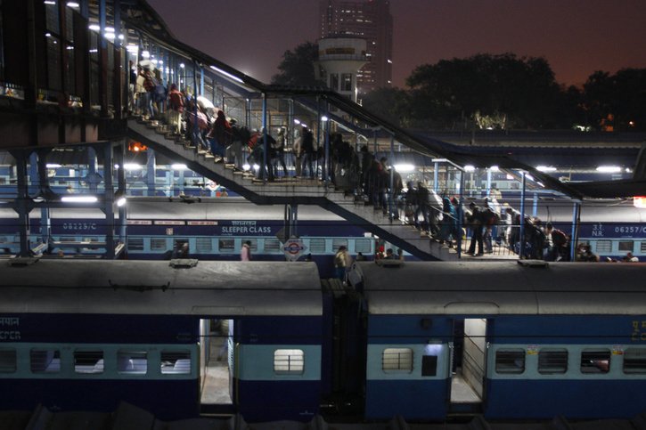 Au moins cinq personnes ont été tuées lundi dans l'est de l'Inde après la collision entre un train de passagers et un convoi de marchandises dans l'État du Bengale occidental. Photo prétexte : gare à New Delhi. © Keystone/AP/TSERING TOPGYAL