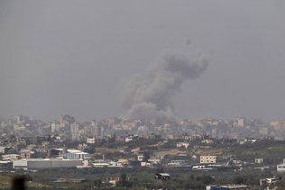 Frappes israéliennes meurtrières sur Gaza, discussions à venir