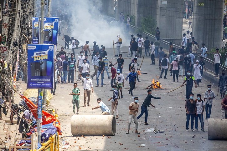 Des soldats patrouillent dans les villes du Bangladesh pour réprimer l'agitation croissante. © KEYSTONE/EPA/MONIRUL ALAM