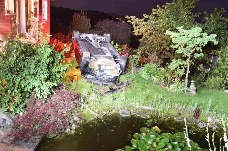 La voiture a fini sur le toit après avoir traversé une haie et un étang. © Kapo AR