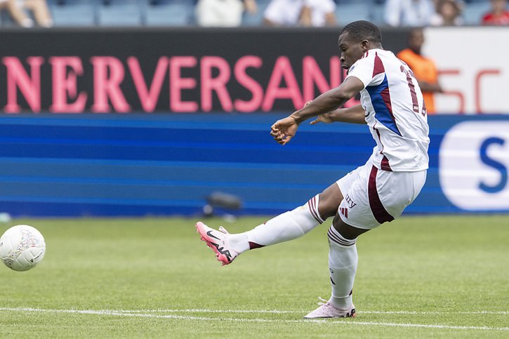 Dereck Kutesa ouvre le score pour le Servette FC. © KEYSTONE/URS FLUEELER