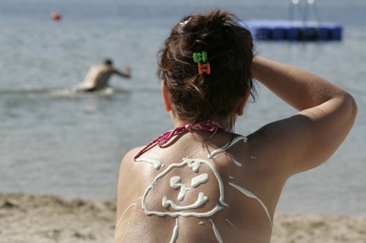 Neuf personnes sur 10 se protègent sur soleil pour les activités en plein air, comme la baignade (archives). © KEYSTONE/AP/ROBERTO PFEIL