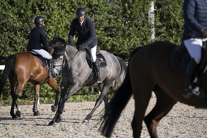 Cavaliers et chevaux s'échauffent dimanche avant la finale de saut des jeunes chevaux de 4 ans, lors du dernier jour du festival "Cheval Passion" à Avenches (VD). © Keystone/ANTHONY ANEX